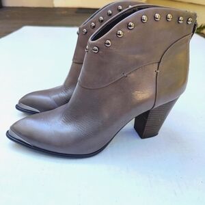B Makowski Women's Ankle Boots Grey Leather Booties Metal Studs & Toe Size 7.5M